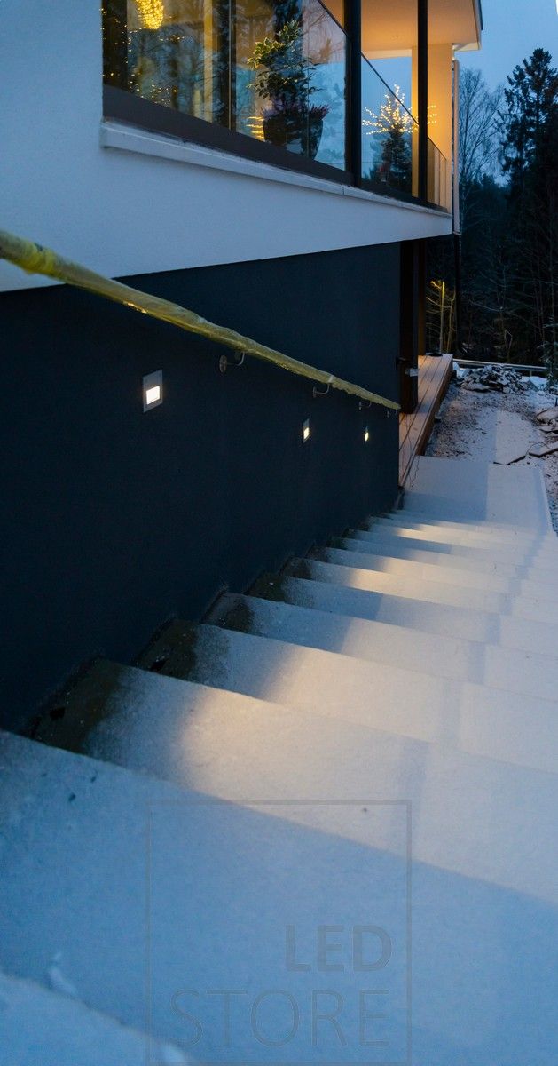 Upotettavat led seinävalaisimet IN-WALL OUT valaisemassa portaikkoa ulkona.